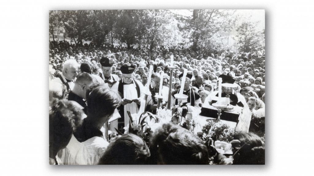 Обрядова церемонія в костелі святої Анни. 1966 рік. З архіву костелу св. Анни в Гречанах Обрядова церемонія в костелі святої Анни. 1966 рік. З архіву костелу св. Анни в Гречанах